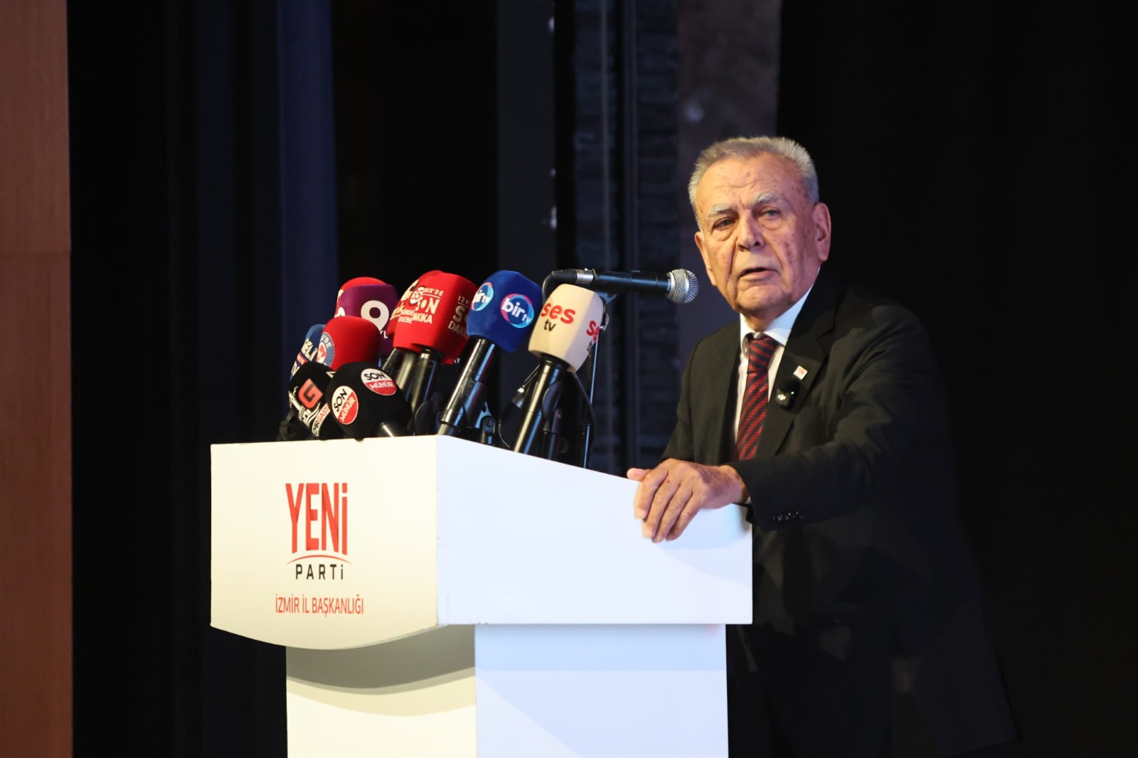 Aziz Kocaoğlu, “Tugay, İzmirliler’in Vermediği Kenti AKP’ye Teslim Etti”