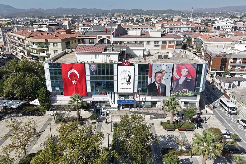Menderes Belediyesi’nden öğrencilere kırtasiye desteği