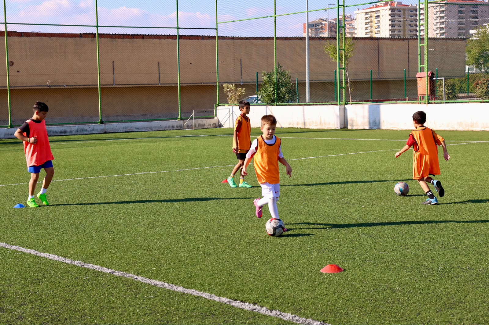 Buca’da ücretsiz futbol okuluna ailelerden tam not