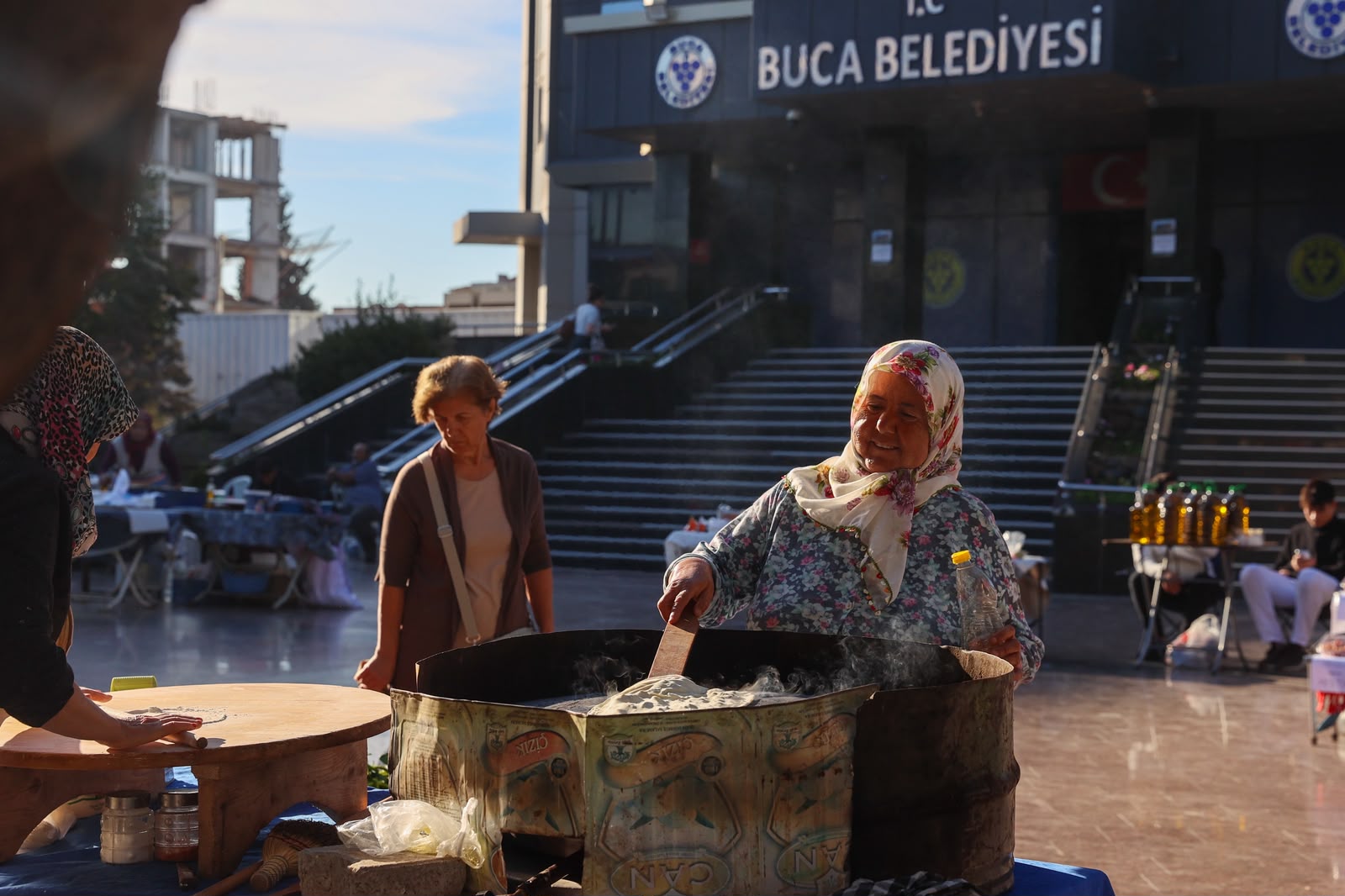 Buca’da Mesude Teyze’nin emeği torunlarının geleceğini aydınlatıyor
