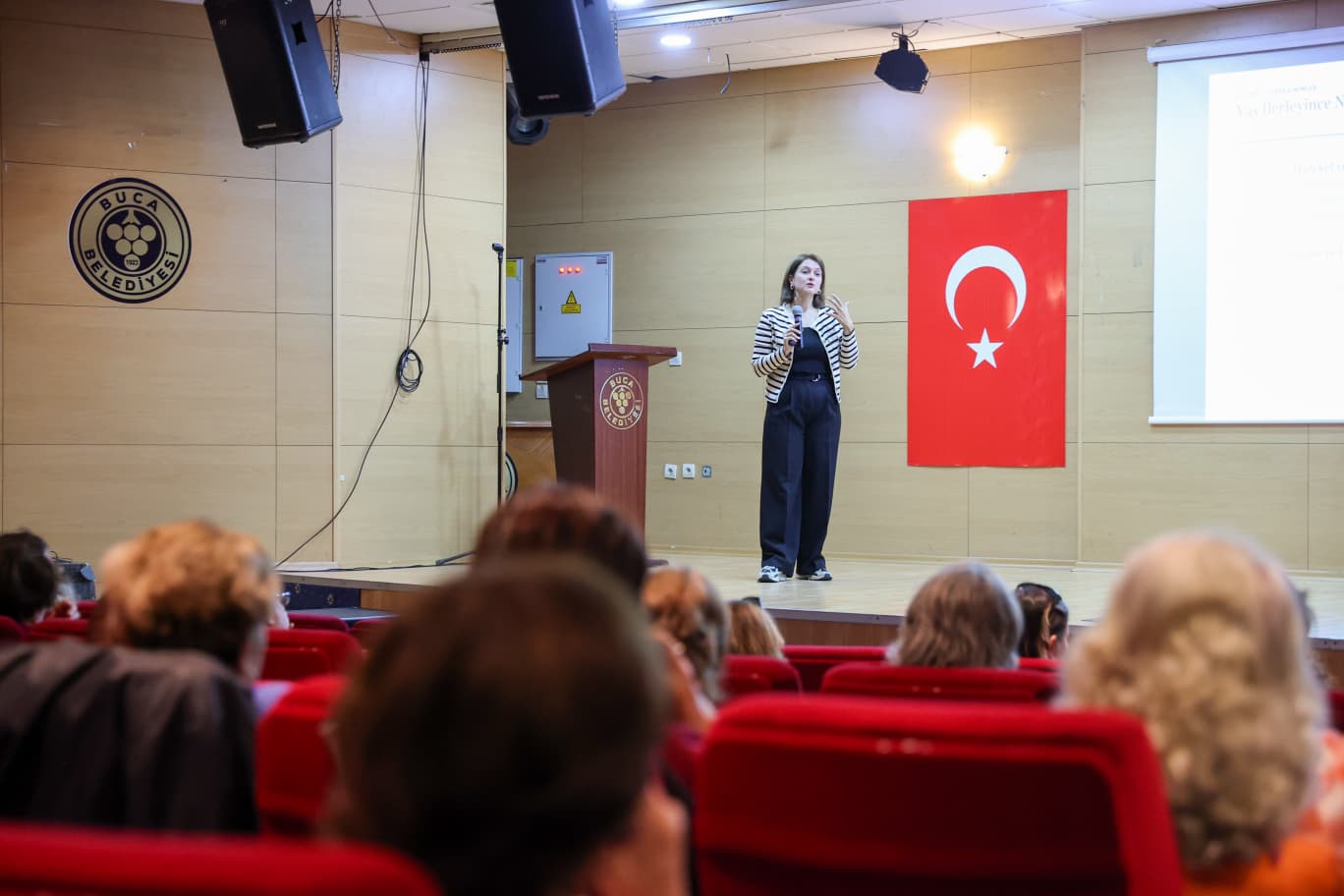 Buca’nın 3. Yaş Üniversitesi’nde ilk ders heyecanı