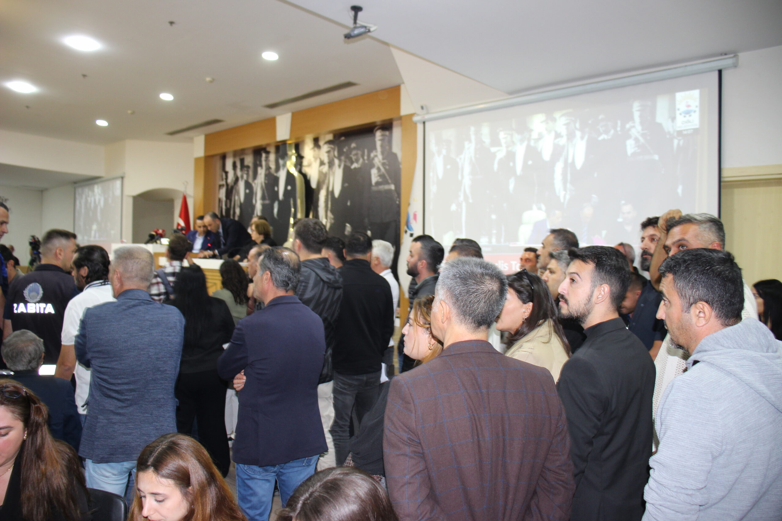 Çiğli Belediye Meclisi Gergin Geçti ! Başkan Yıldız İki Kişiyi Salondan Dışarı Çıkarttı