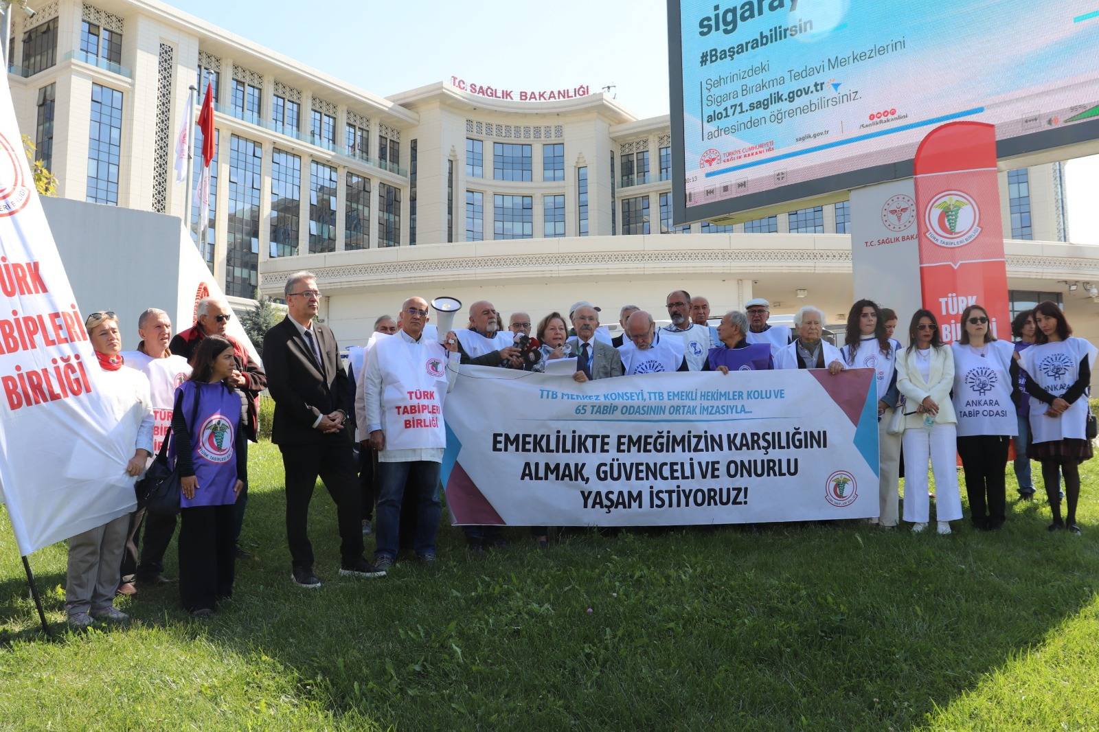 Emekli Hekimlerden Sağlık Bakanlığı Önünde Çağrı: Emeğimizin Karşılığını ve Onurlu Bir Yaşam İstiyoruz