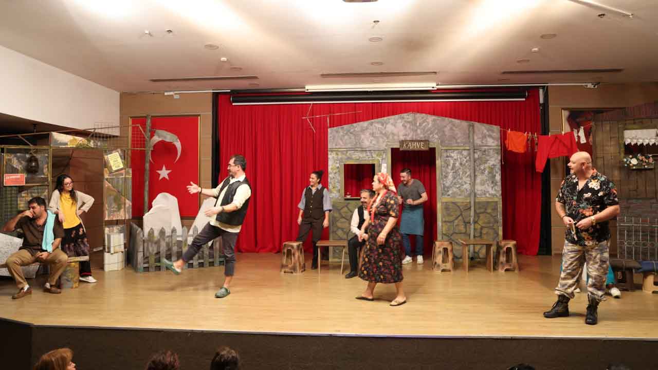 Çiğli’de tiyatroya yoğun ilgi: Salonlar doldu taştı